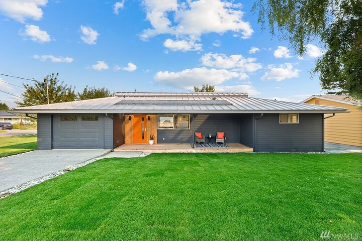 Property Photo:  220 6th St  WA 98260 