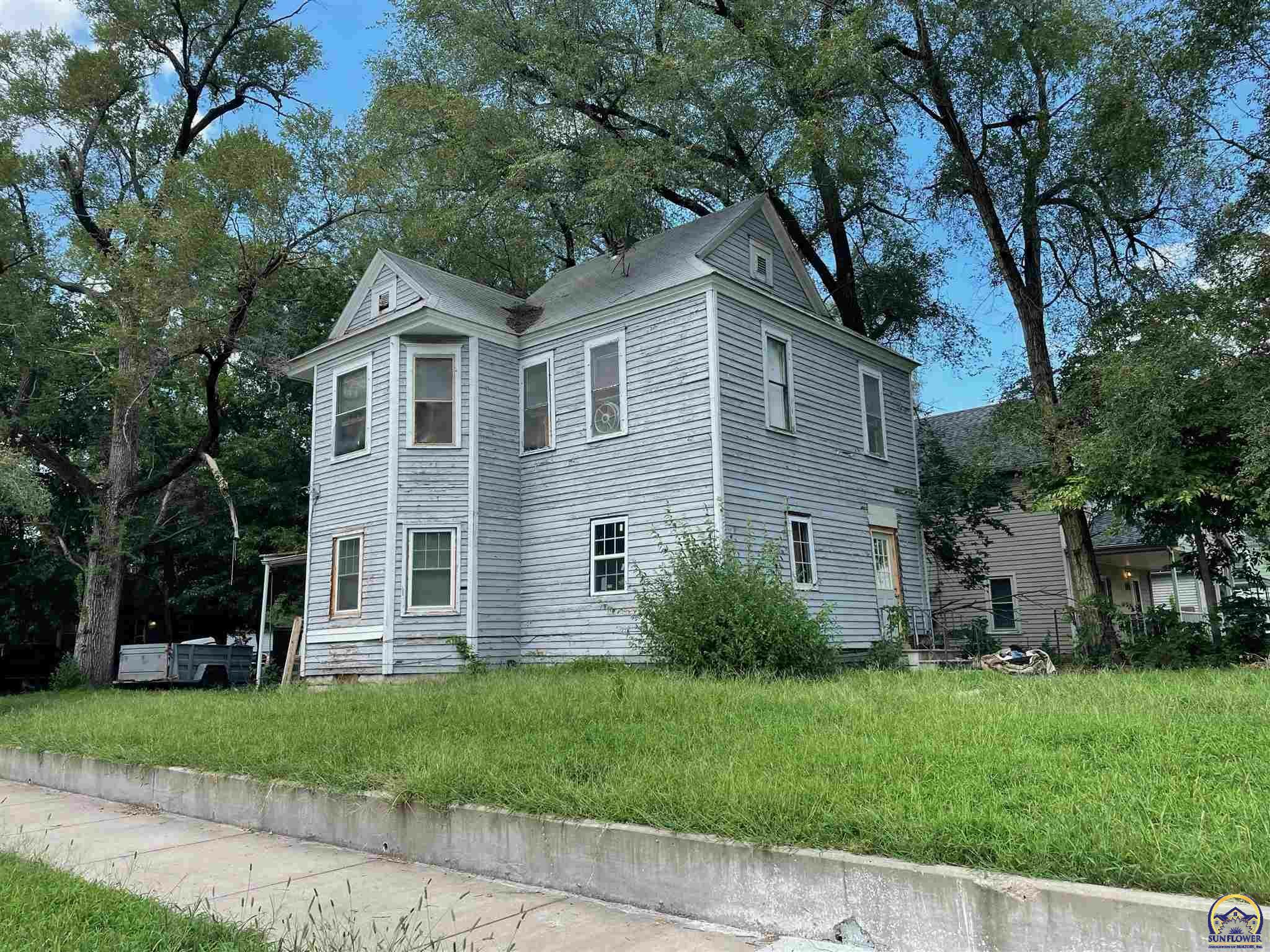 Property Photo:  1503 NE Quincy St  KS 66608 