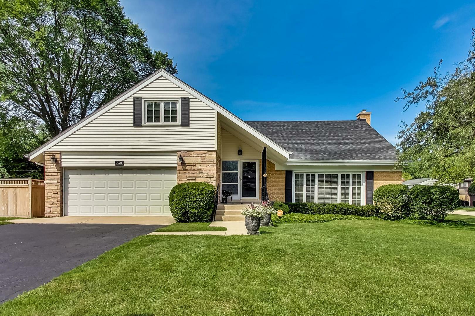 Property Photo:  840 Hawthorne Lane  IL 60062 