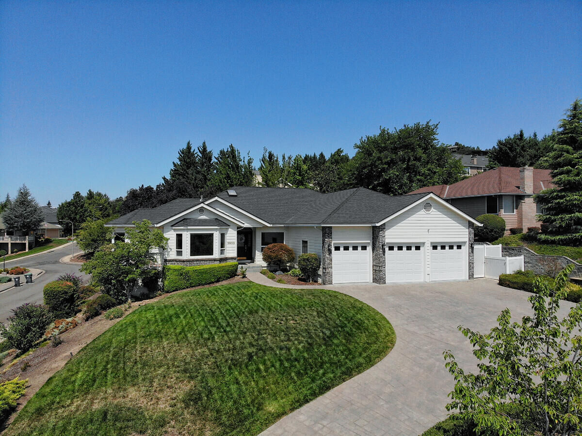 Property Photo: 3933 Southview Terrace OR 97504