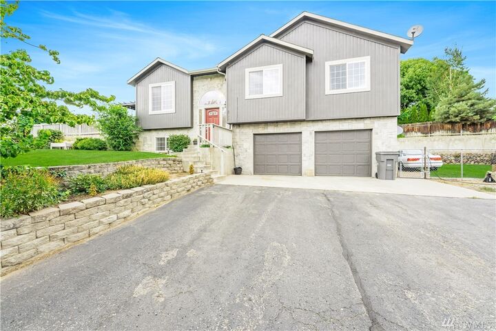 Property Photo:  532 S Lyle Ave  WA 98802 