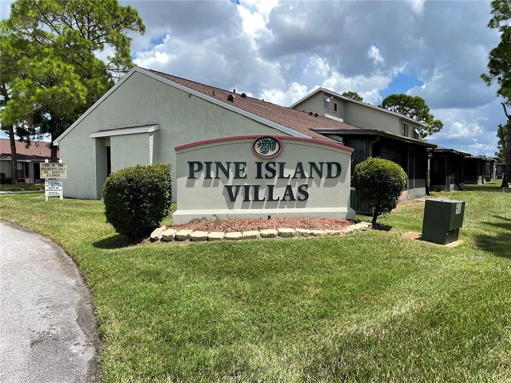 Property Photo: 17 Pine Island Circle FL 34743