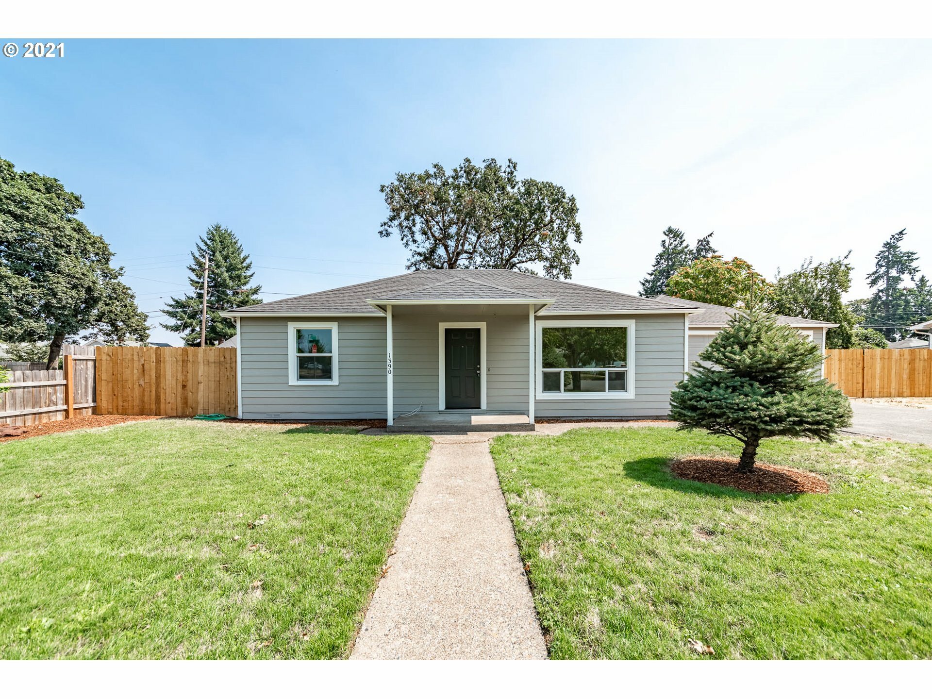 Property Photo: 1390 Kalmia St OR 97448
