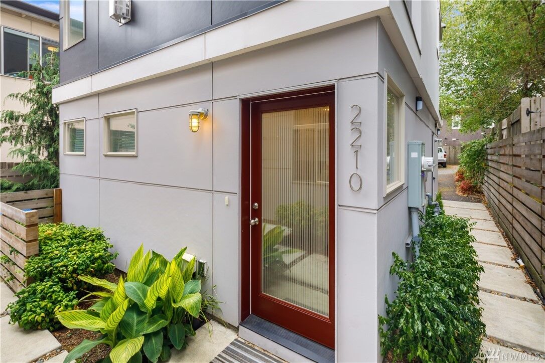 Property Photo:  2210 E Alder St  WA 98122 