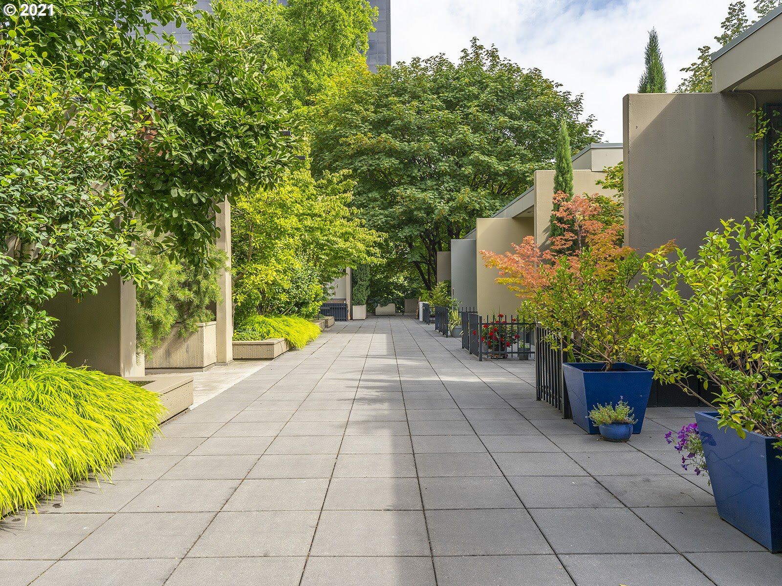 Property Photo:  255 SW Harrison St Th7  OR 97201 