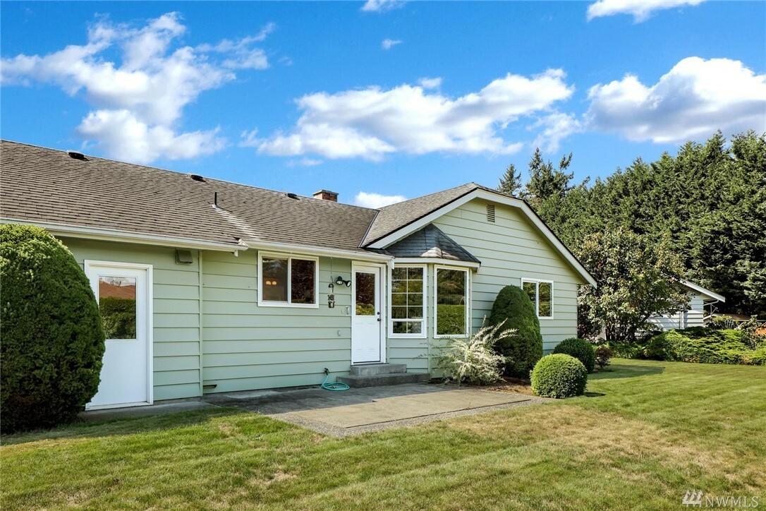 Property Photo:  504 Village Ct  WA 98264 