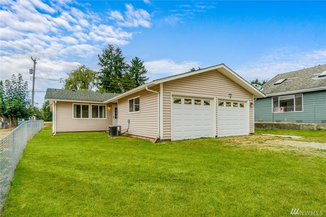 Property Photo:  25821 Lawson St  WA 98010 