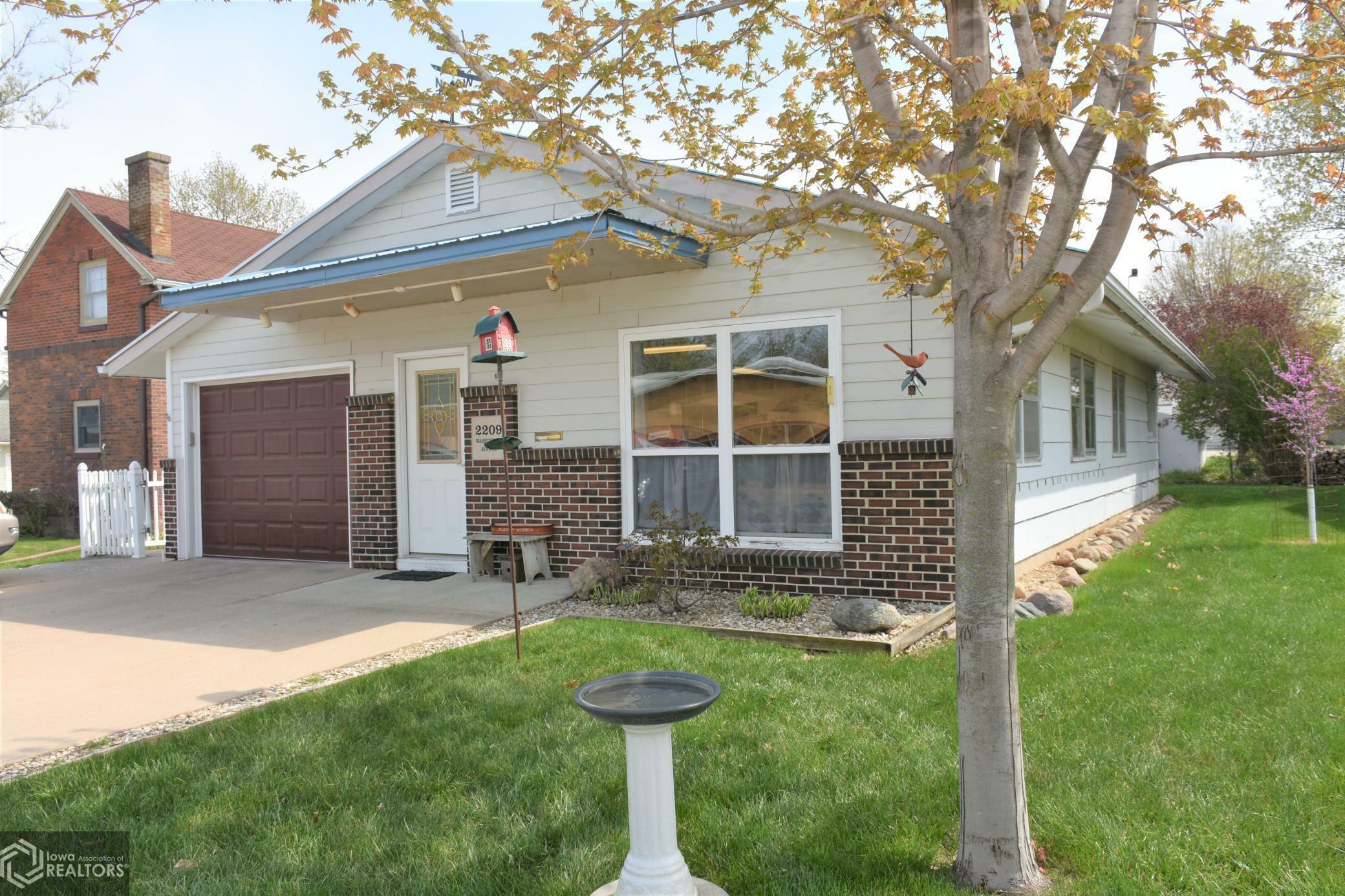 Property Photo:  2209 Washington Avenue  IA 50126 