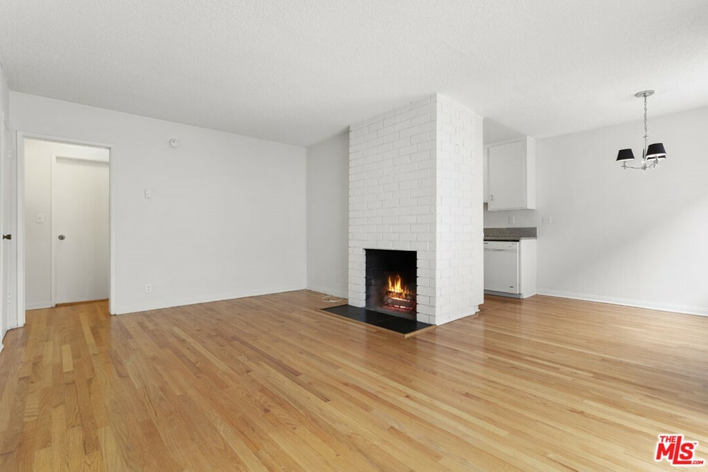 Property Photo:  11947 Kiowa Avenue 1  CA 90049 