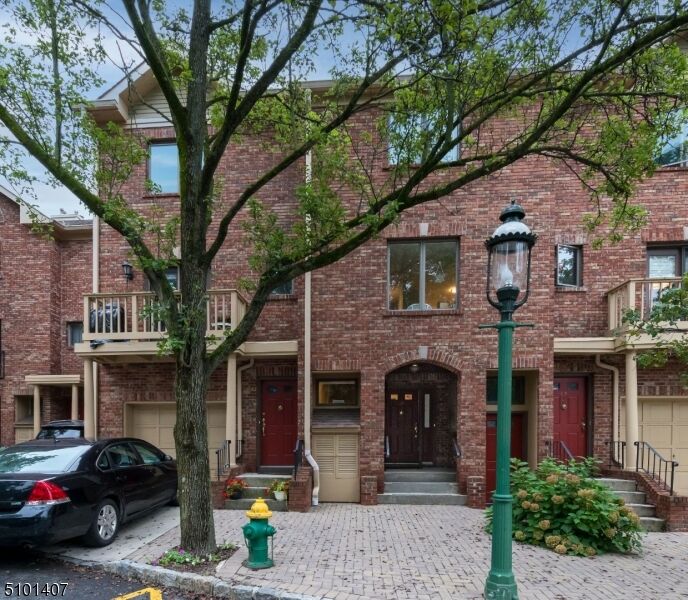 Property Photo:  12 Mews Ln 12  NJ 07079 