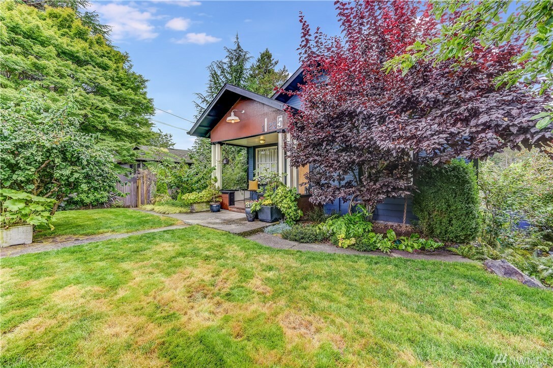 Property Photo:  11225 Palatine Ave N  WA 98133 