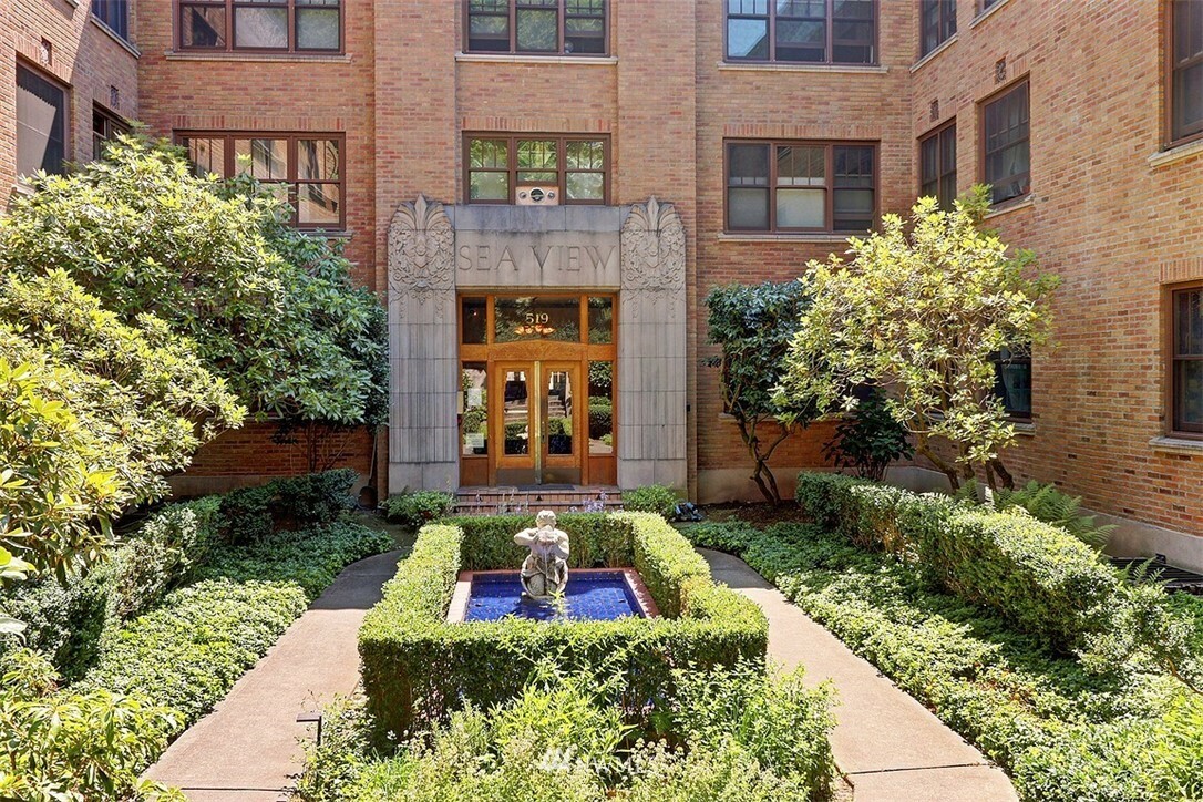 Property Photo: 519 W Roy Street 217 WA 98119