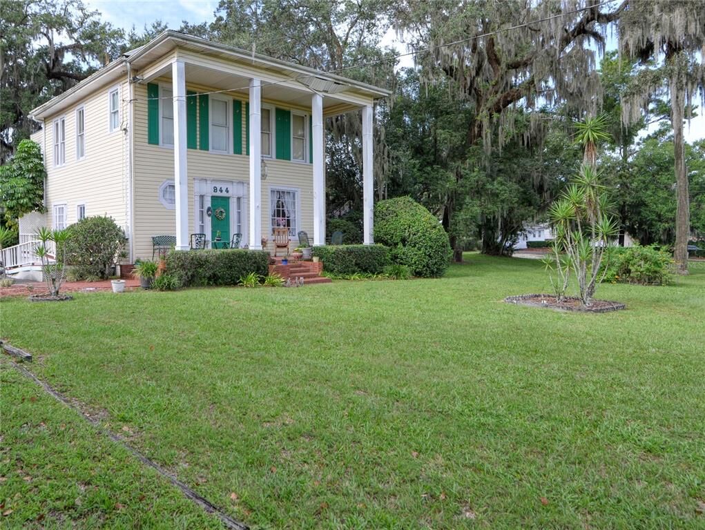 Property Photo: 944 E Silver Springs Boulevard FL 34470