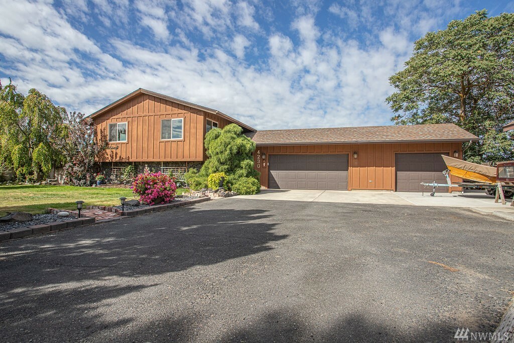 Property Photo:  4230 Lakeshore Dr  WA 98837 