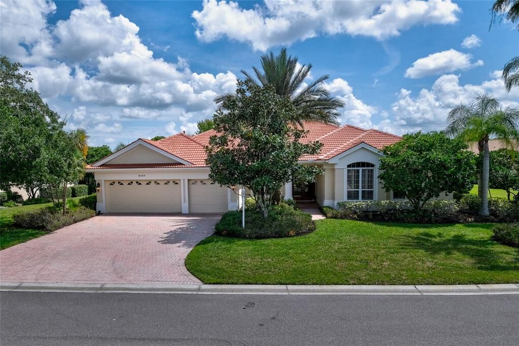 Property Photo:  8004 Royal Birkdale Circle  FL 34202 
