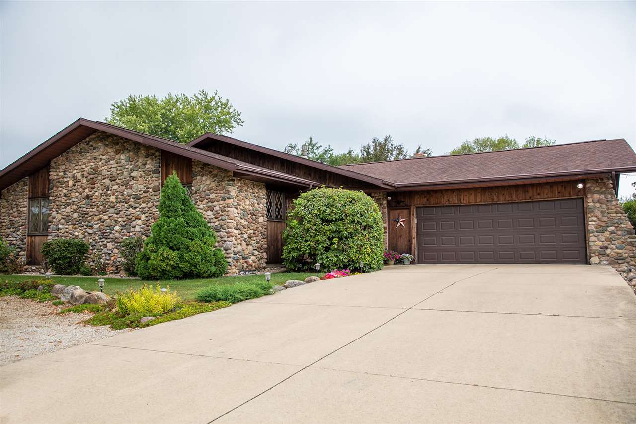 Property Photo: 811 Pioneer Road IA 50669