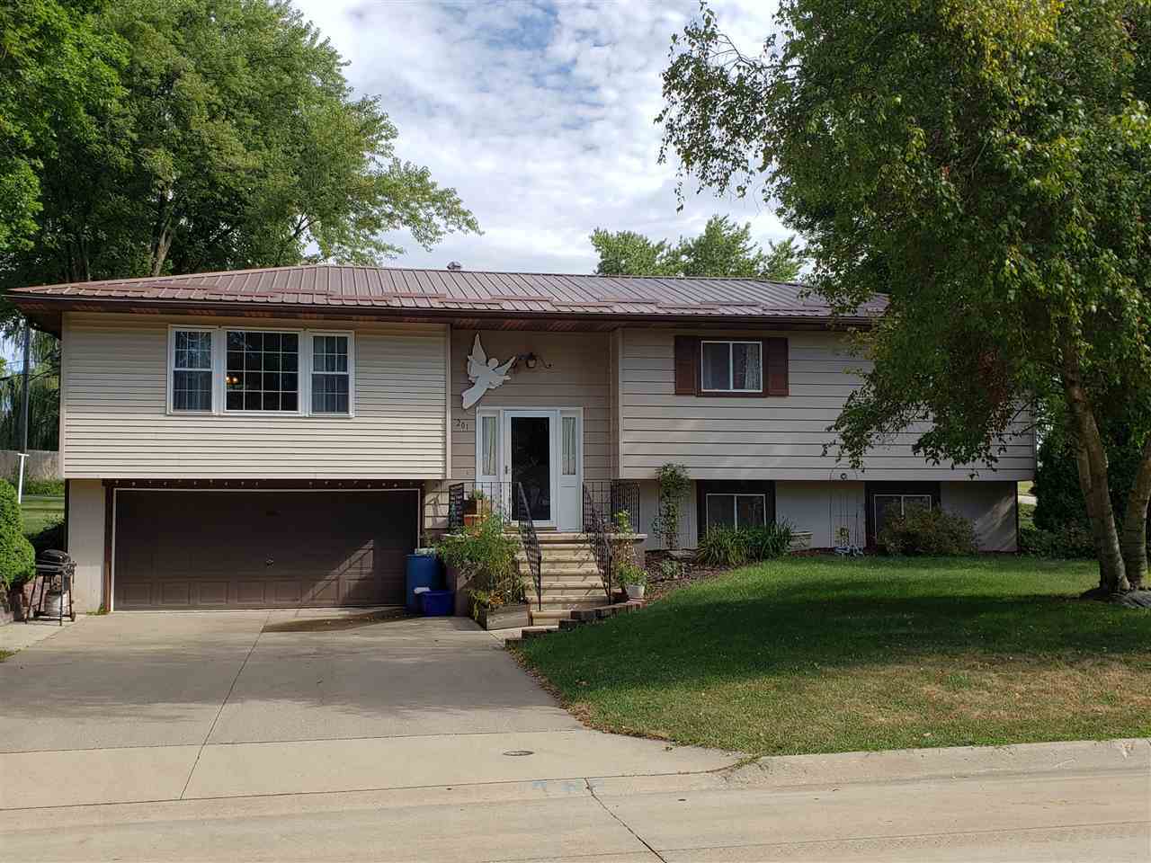 Property Photo:  201 Prospect Street  IA 52076 