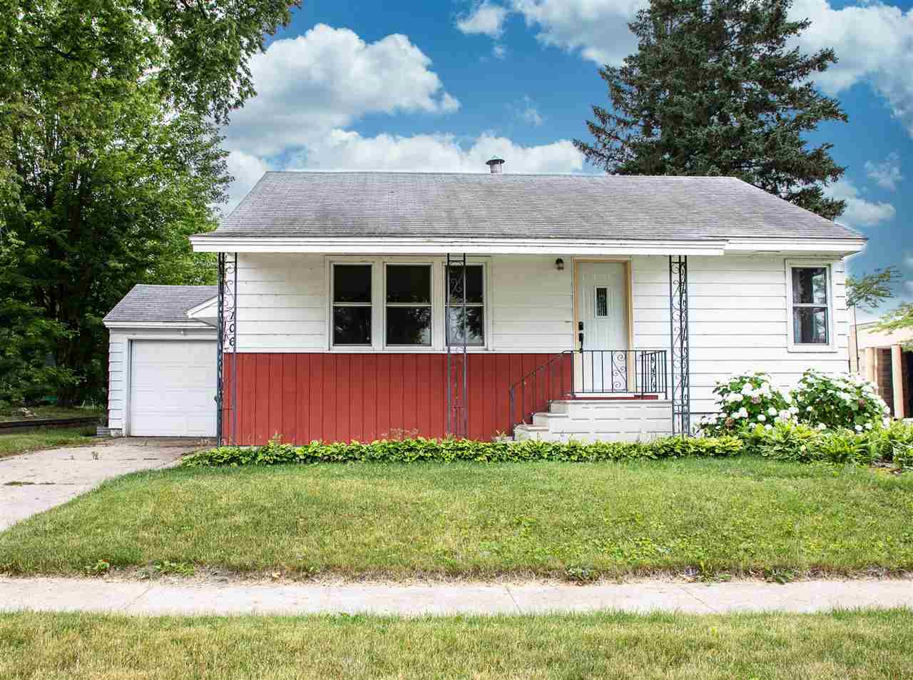 Property Photo:  106 2nd Ave NE  IA 50677 