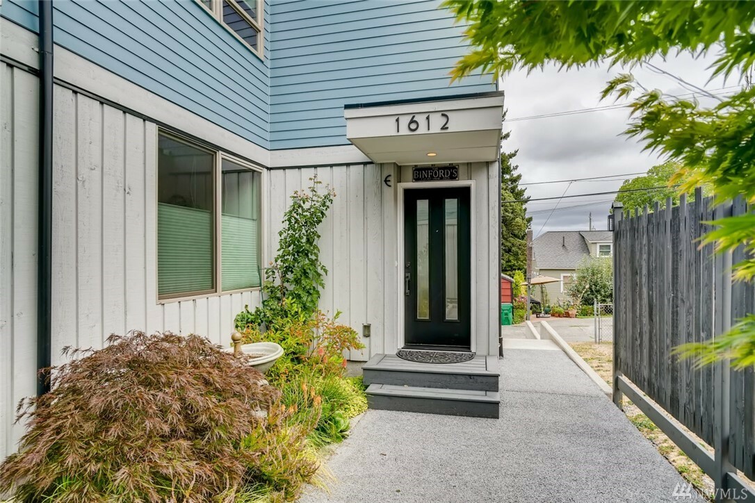 Property Photo:  1612 California Ave SW E  WA 98116 