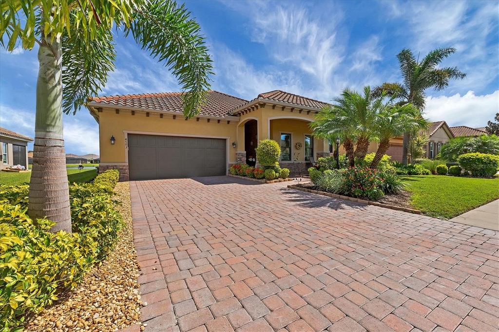 Property Photo: 4703 Tobermory Way FL 34211
