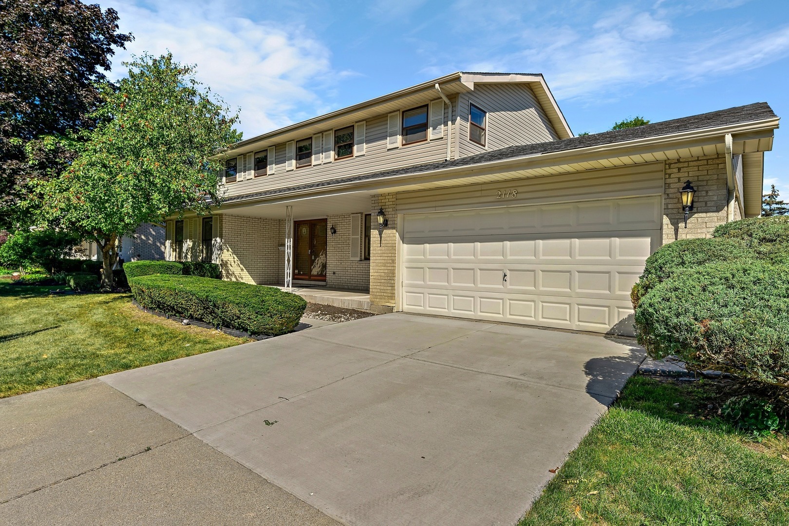 Property Photo:  2118 E Crabtree Drive  IL 60004 