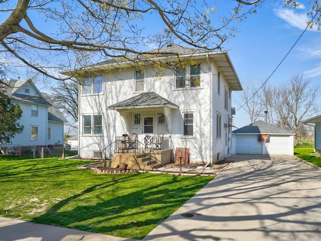 Property Photo:  203 N West St  IA 52337 