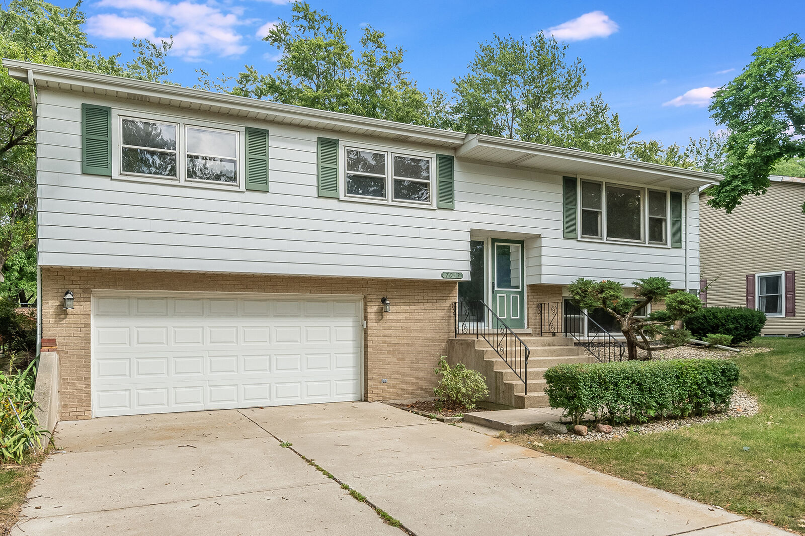 Property Photo: 7013 Richmond Drive IL 60561