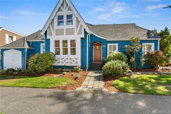 Property Photo: 2402 Montavista Place W WA 98199