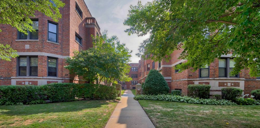 Property Photo: 2133.5 Ridge Avenue 3E IL 60201