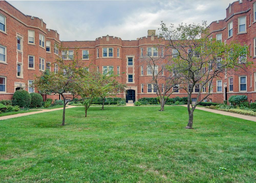 Property Photo: 2255 Ridge Avenue 2D IL 60201