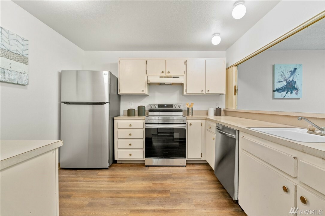 Property Photo: 6858 139th Ave NE 702 WA 98052