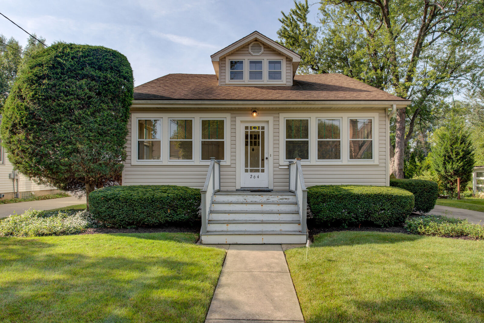 Property Photo:  264 E Crescent Avenue  IL 60126 