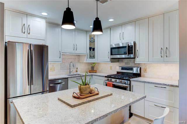 Property Photo:  950 East Rue De La Banque 106   63141 