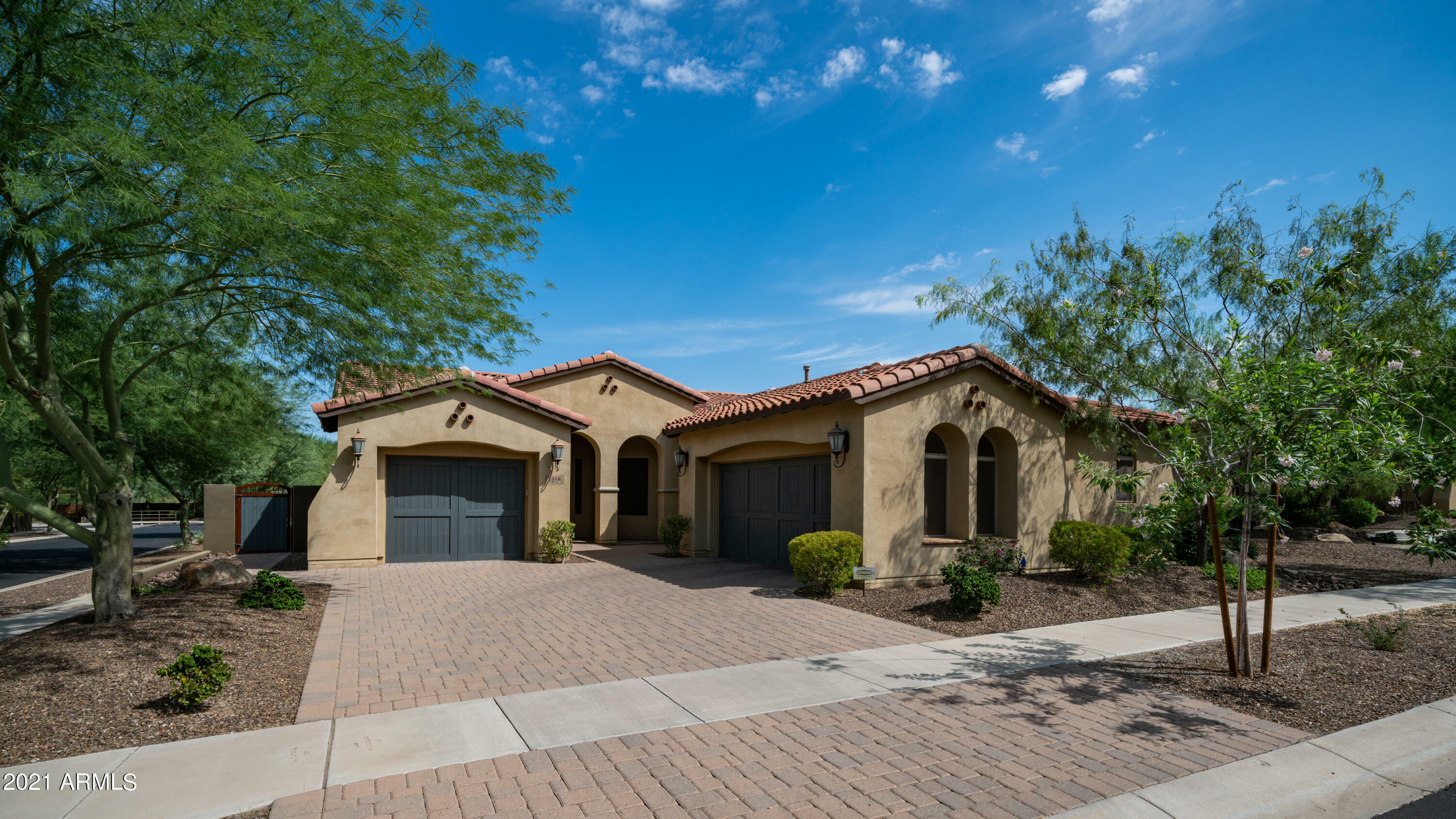 Property Photo: 1518 E Hazel Drive AZ 85042