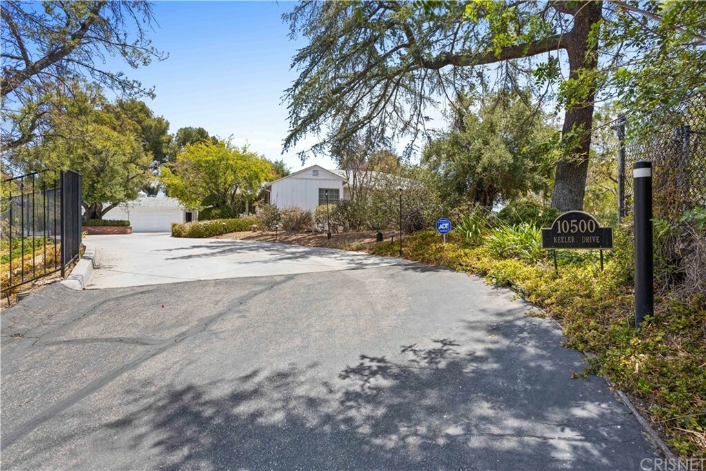 Property Photo:  10500 Wystone Avenue  CA 91326 