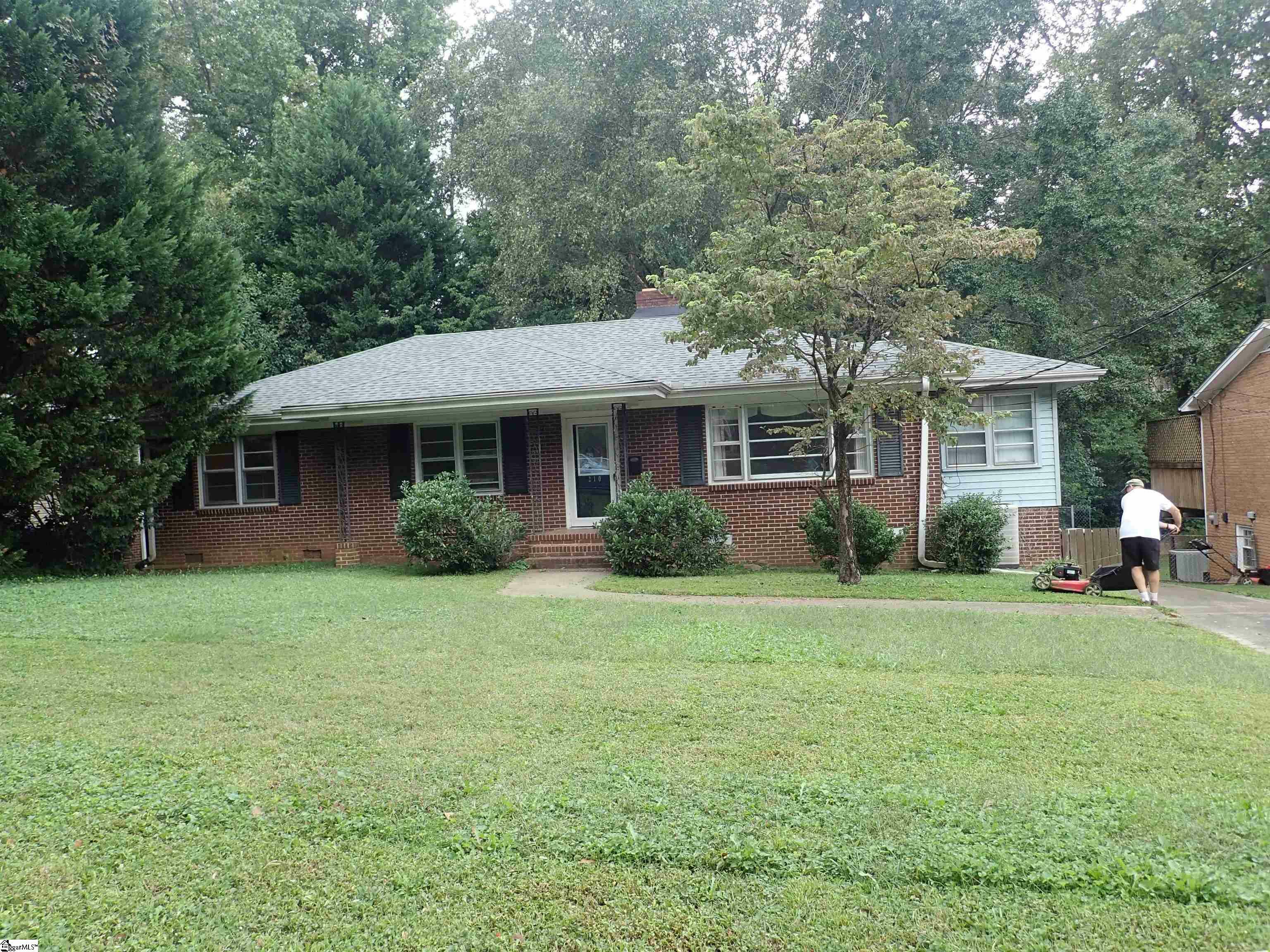 Property Photo:  210 Robin Hood Road  SC 29607 