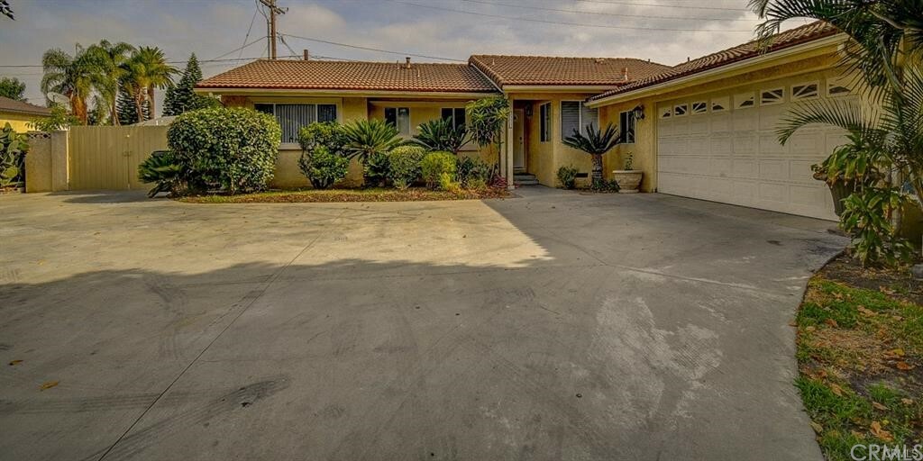 Property Photo:  2777 W Yale Avenue  CA 92801 