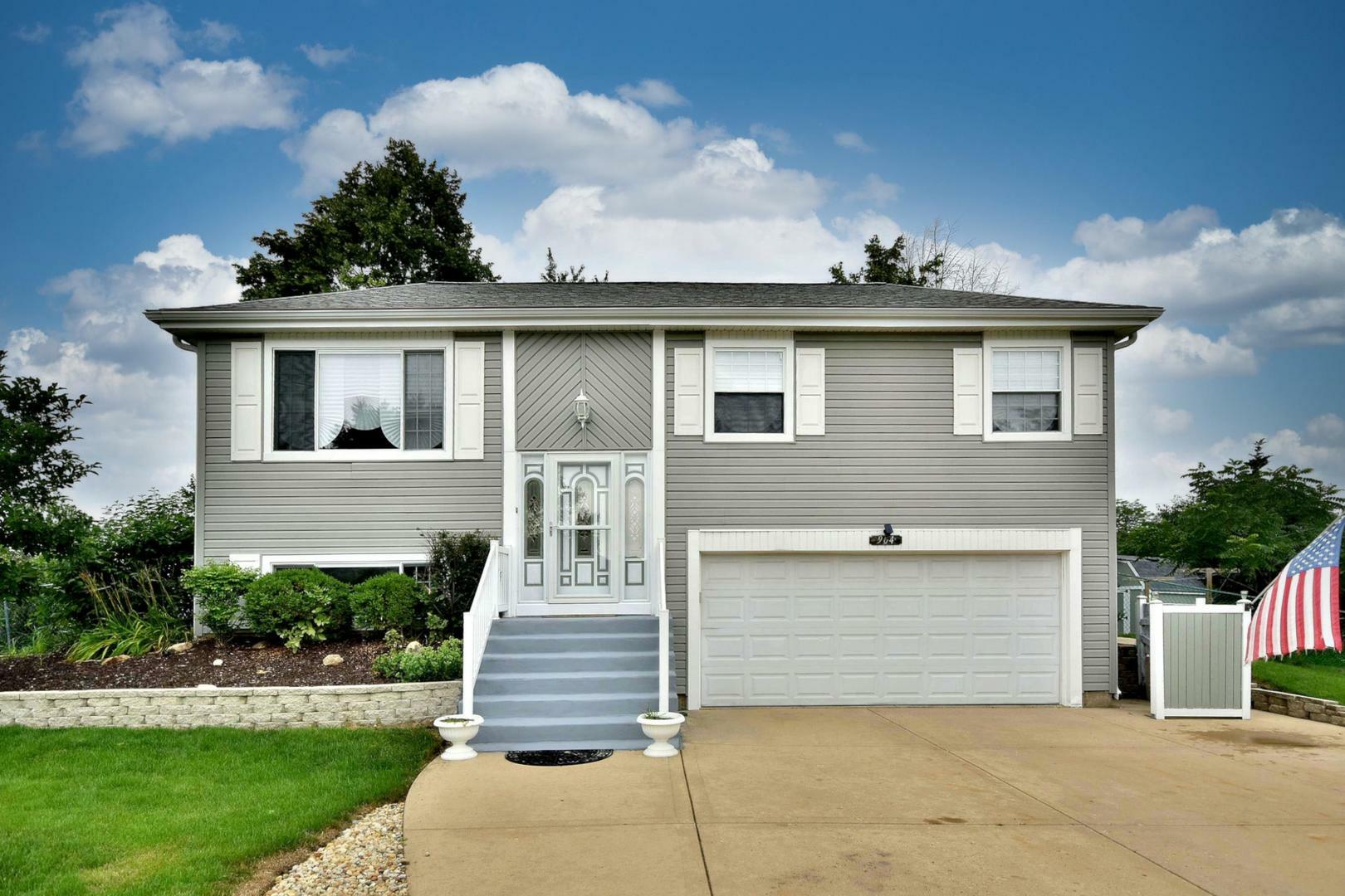 Property Photo: 904 Island Court IL 60103