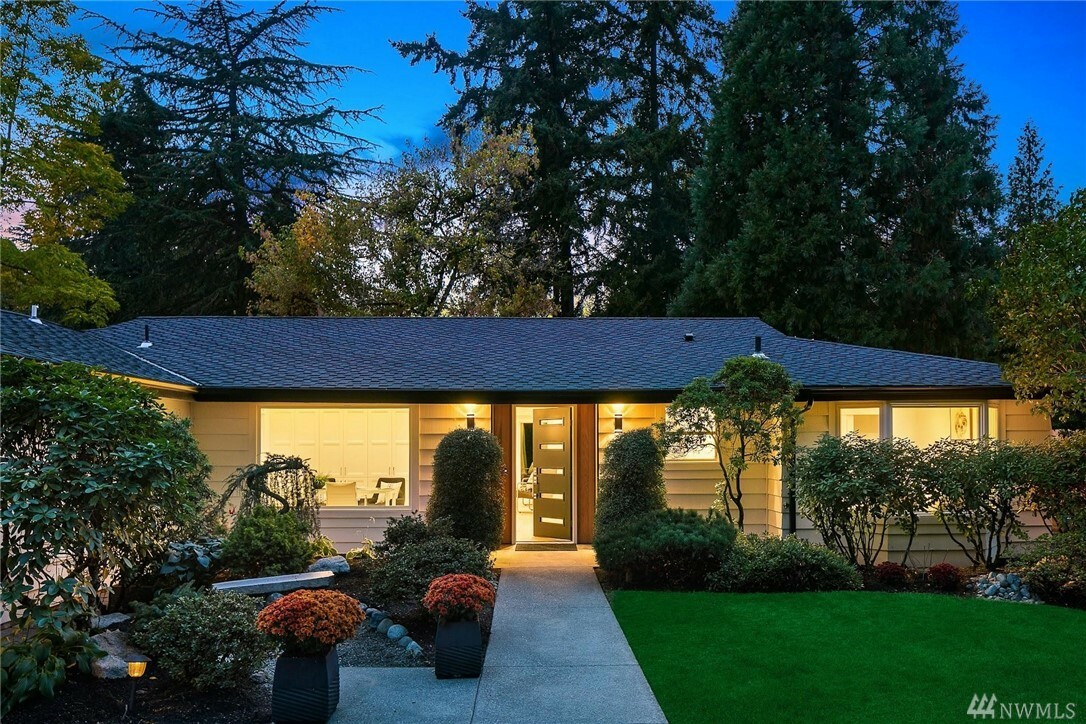 Property Photo:  3025 Hunts Point Road  WA 98004 