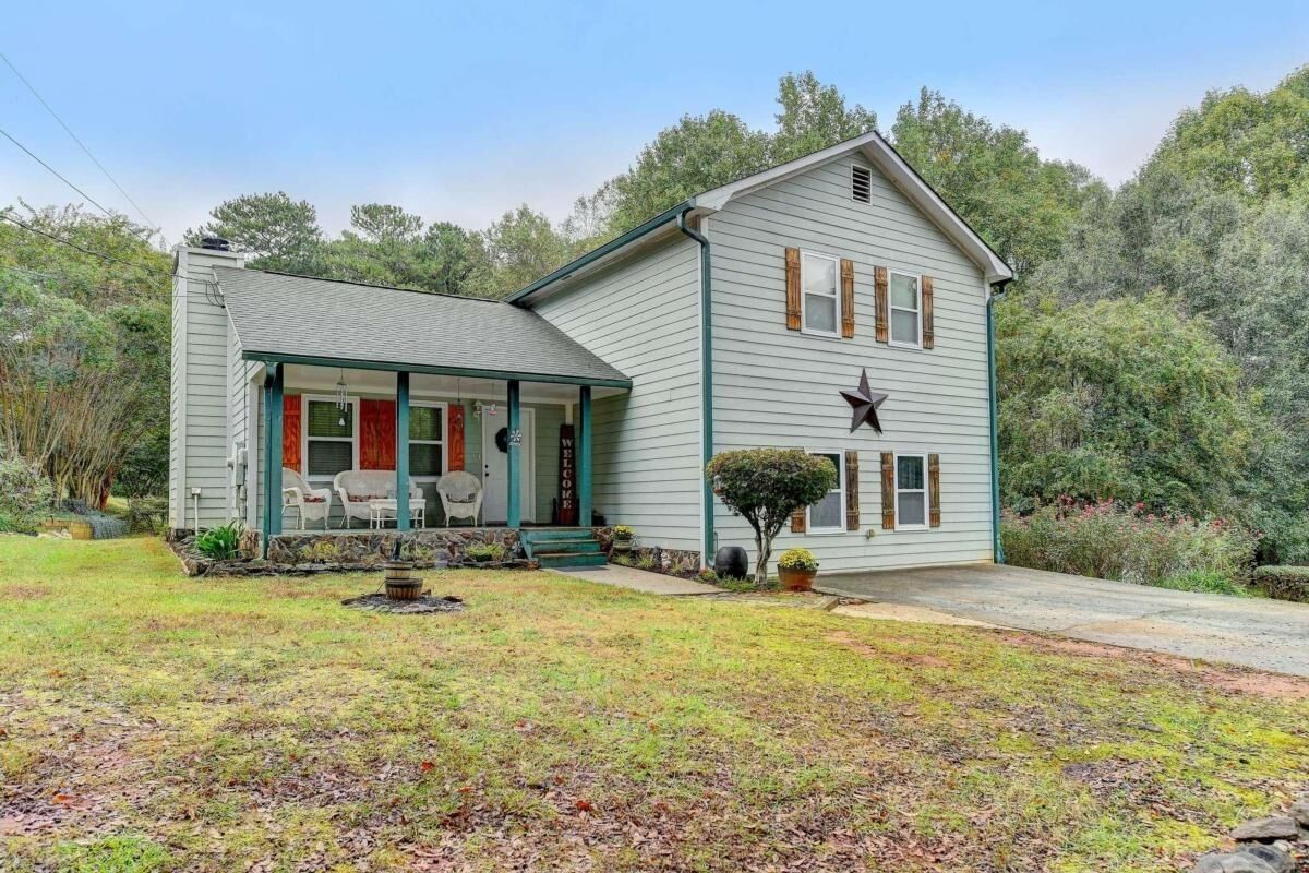 Property Photo:  1516 Country Court  GA 30011 