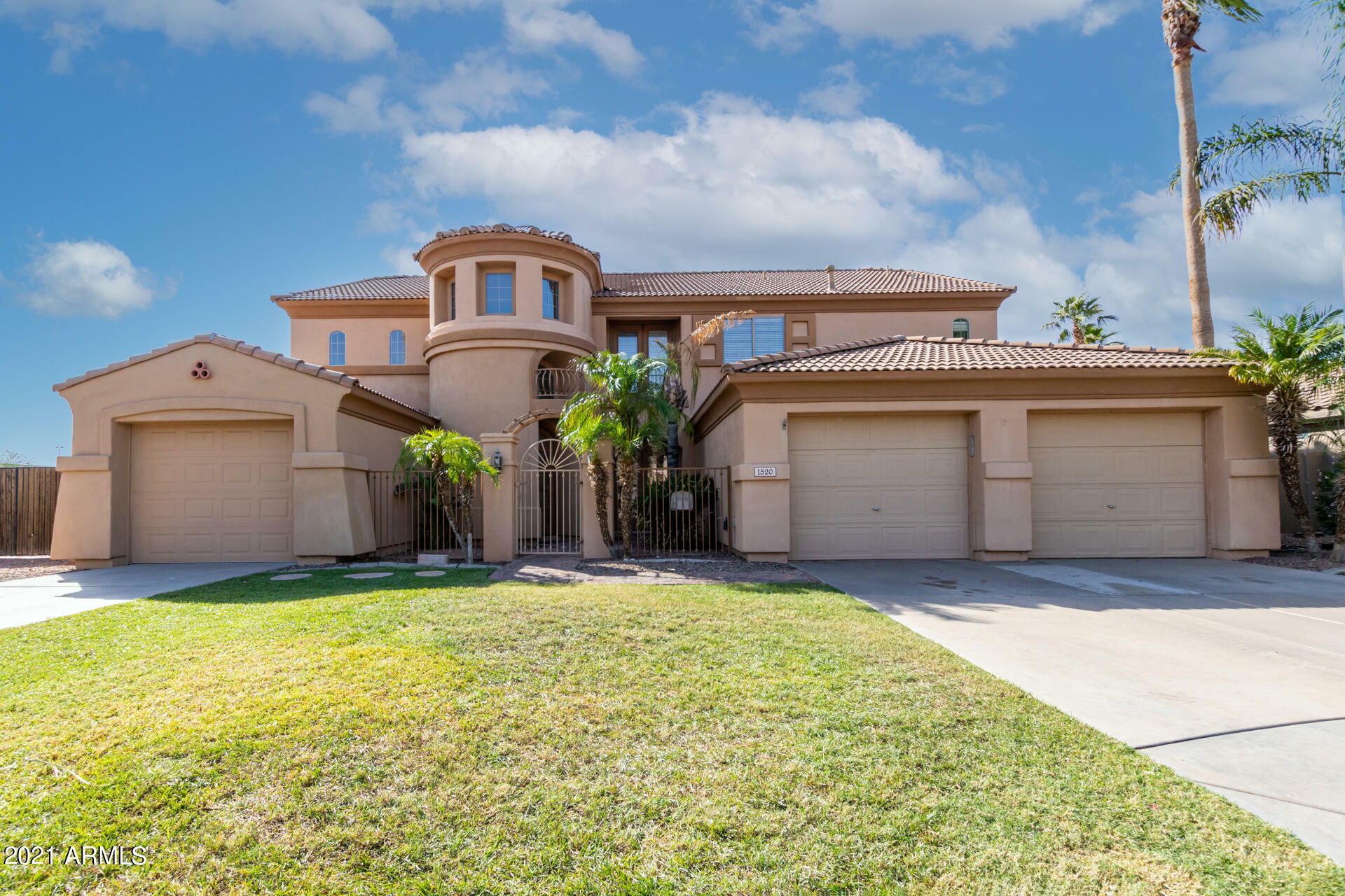 Property Photo:  1520 S Sunnyvale Circle  AZ 85206 