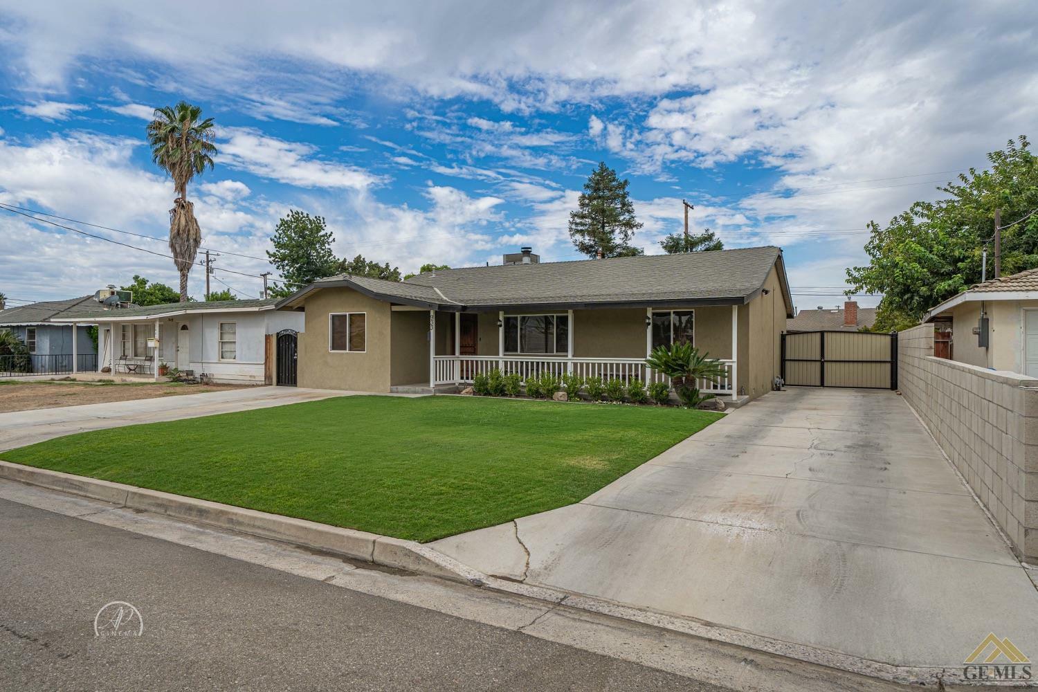 Property Photo:  933 Chapel Drive  CA 93304 