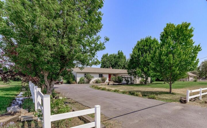 727 Oak Grove Road  Medford OR 97501 photo