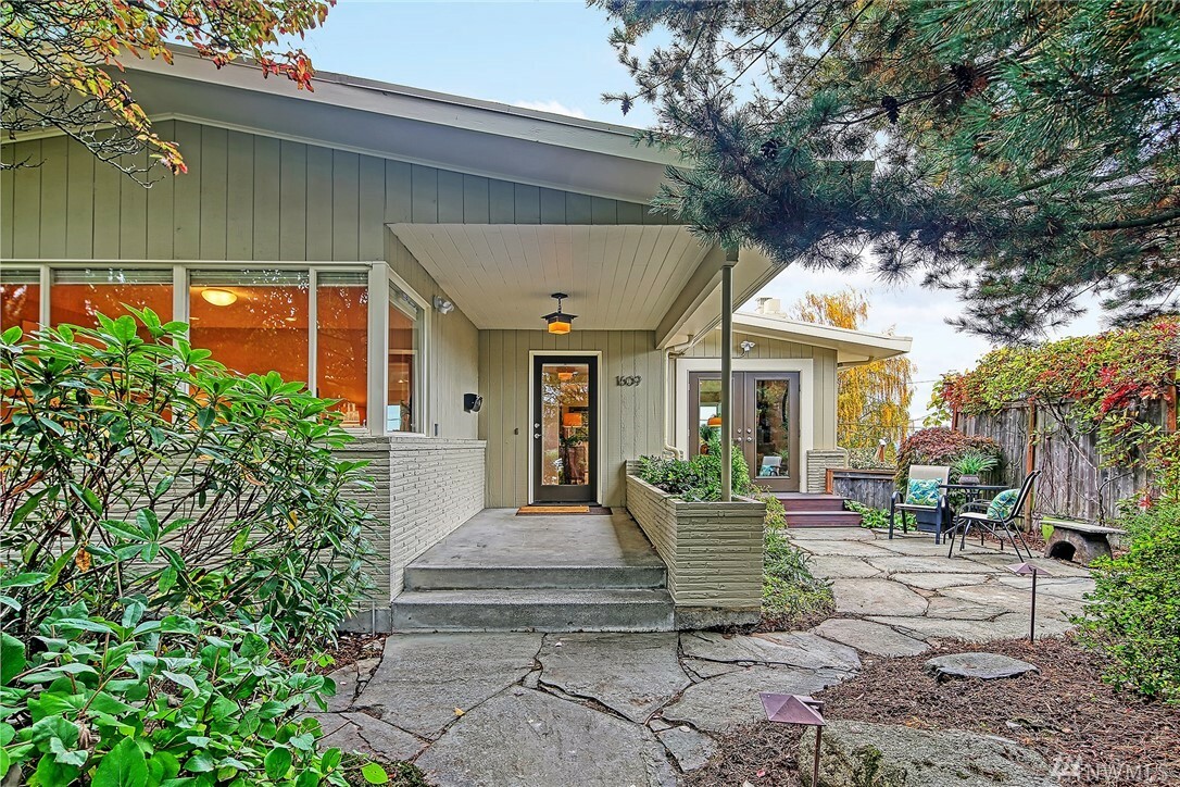 Property Photo: 1609 46th Ave SW WA 98116