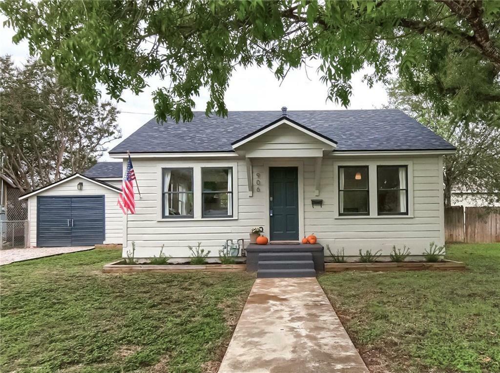 Property Photo:  906 E Liberty Street  TX 78664 