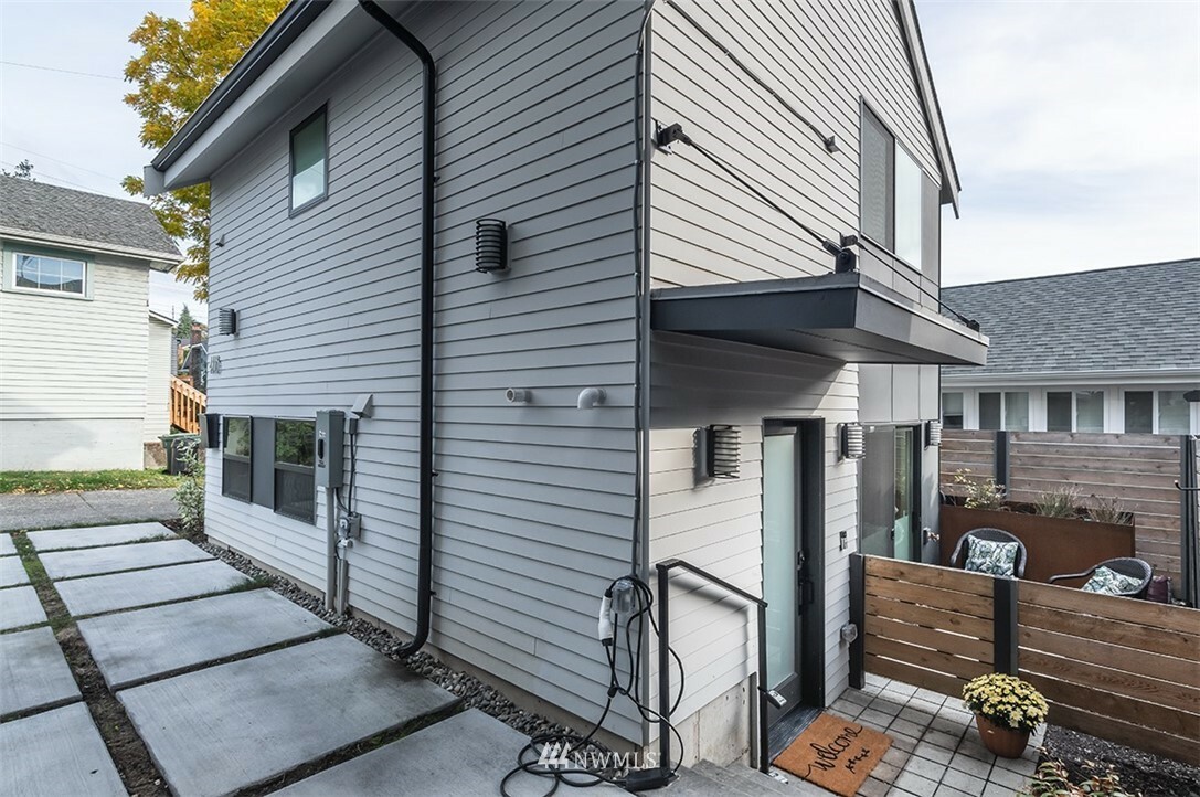 Property Photo:  411 NE 80th Street B  WA 98115 