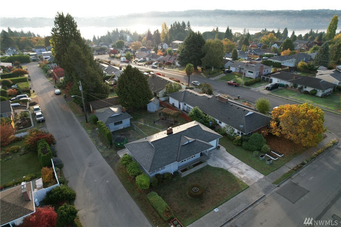 Property Photo:  2204 Nipsic Ave  WA 98310 