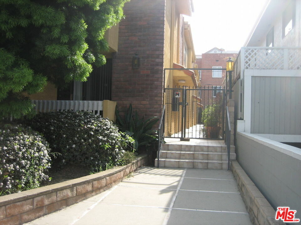 Property Photo: 1010 4th St 1 CA 90403