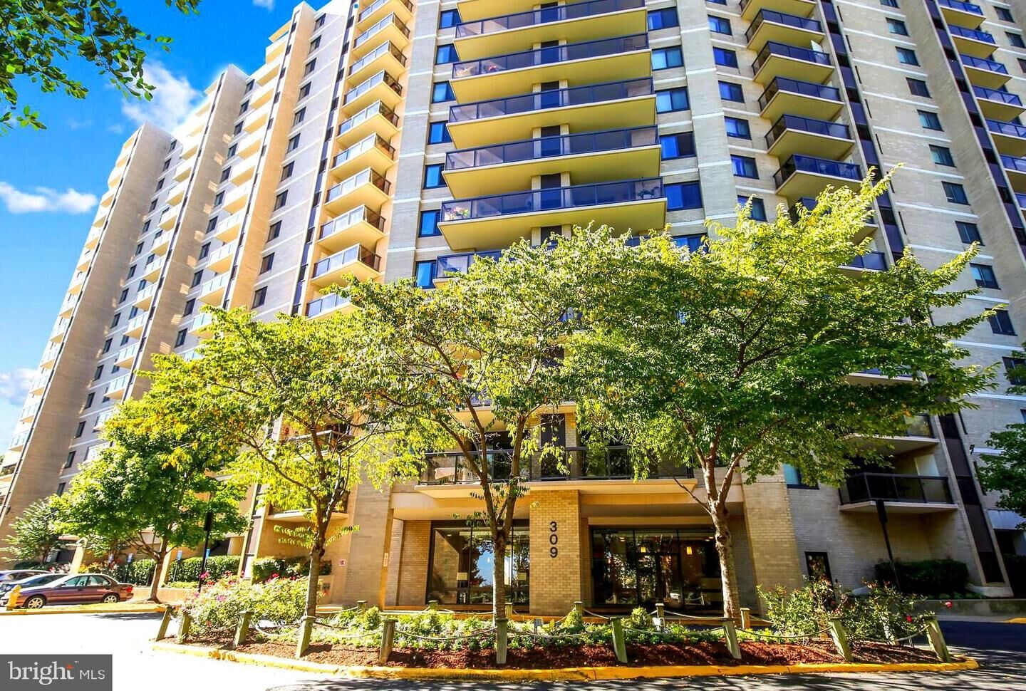 Property Photo: 309 Yoakum Parkway 1002 VA 22304