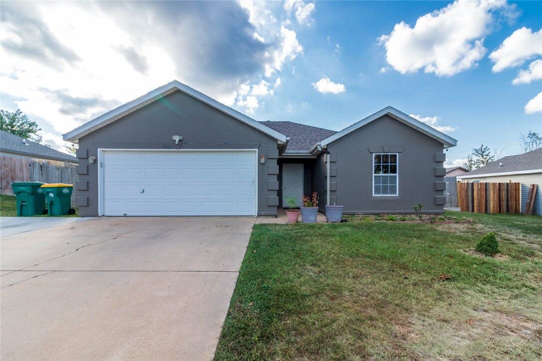 Property Photo: 2014 S E Street AR 72758